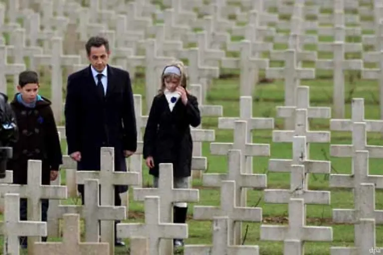 Allein-auf-dem-Schlachtfeld-von-Verdun-sind-die-Ueberreste-von-mindestens-130-000-Soldaten-untergebracht-die-meisten-davon-liegen-weil-sie-nicht-identifiziert-werden-konnten-nicht-in-Einzelgraebern-sondern-in-einem-Beinhaus