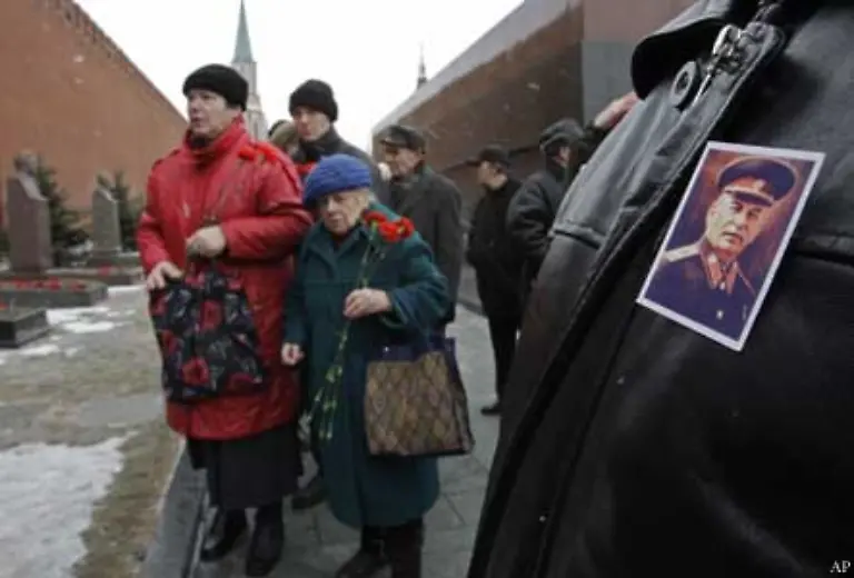 Eine-weitere-Besonderheit-sind-Ehrenfriedhoefe-die-Staatsfuehrern-Monarchen-oder-hochrangigen-Politikern-vorbehalten-sind-So-ist-es-in-Russland-ein-Zeichen-besonderer-Ehre-die-letzte-Ruhestaette-an-der-Aussenmauer-des-Moskauer-Kreml-zu-erhalten