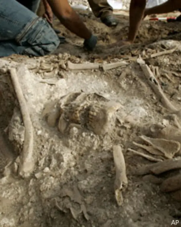 Im-20-Jahrhundert-hat-sich-eine-besondere-Form-von-Friedhoefen-entwickelt-die-mit-einer-vorher-nicht-da-gewesenen-massenhaften-systematischen-und-haeufig-industriell-organisierten-Vernichtung-von-Leben-in-engem-Zusammenhang-steht