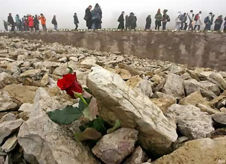 An-vorderster-Stelle-sind-die-Gedenkstaetten-zu-nennen-die-in-ehemaligen-Konzentrationslagern-errichtet-worden-sind
