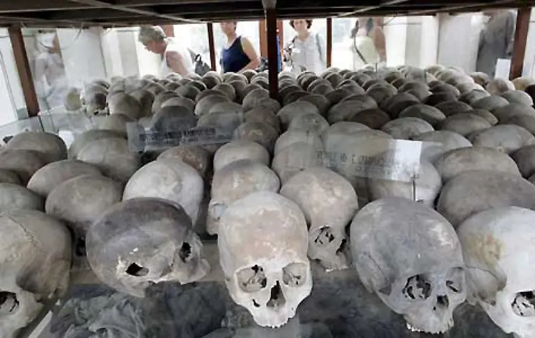 Als-Beispiele-koennen-aber-auch-die-Beinhaeuser-gelten-in-denen-die-sterblichen-Ueberreste-der-Opfer-der-Roten-Khmer-in-Kambodscha-aufbewahrt-werden