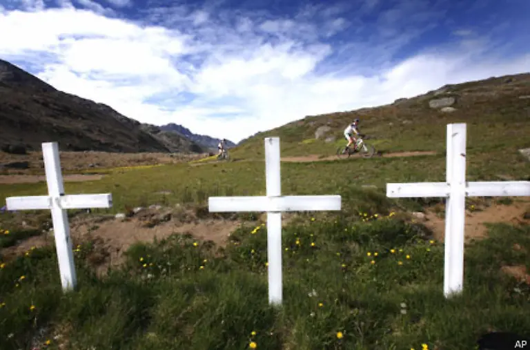 Im-Unterschied-zu-Friedhoefen-mit-Bestattungswesen-sind-hier-eine-grosse-nicht-naeher-bekannte-Zahl-von-Mordopfern-in-Massengraebern-verscharrt-oder-verbrannt-worden