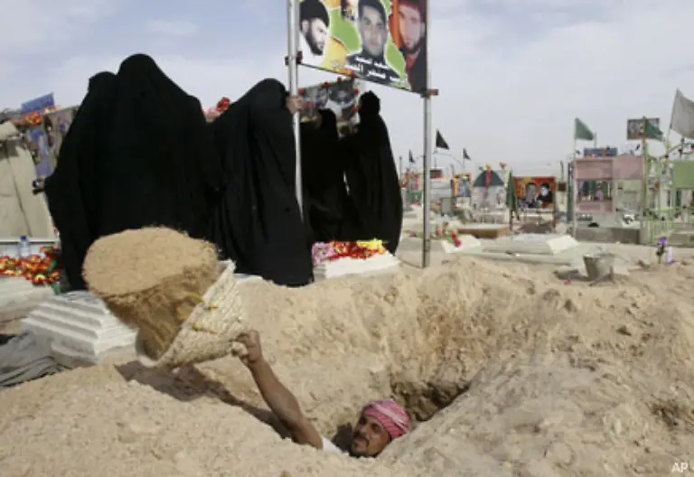 haeufig-findet-man-Stelen-oder-Steine-an-Kopf-wie-Fussende-Saerge-sind-nicht-ueblich-die-Toten-werden-nur-in-weisse-Tuecher-gehuellt-und-direkt-in-die-Erde-gelegt