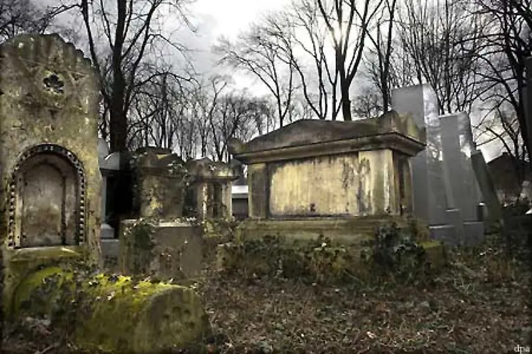 Juedische-Friedhoefe-zeichnen-sich-dadurch-aus-dass-die-Toten-weil-es-den-Glaubensvorschriften-widerspraeche-nie-umgebettet-oder-exhumiert-werden-auch-die-Grabsteine-werden-nicht-entfernt