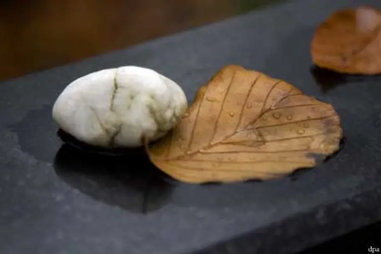 Statt-dessen-werden-mit-der-Zeit-Graeber-uebereinander-geschichtet-wodurch-eine-extreme-Dichte-der-Graeber-und-der-Grabsteine-entsteht-Hierdurch-fehlt-manchmal-sogar-eine-geordnete-Wegefuehrung