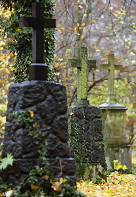 In-westlichen-Laendern-christlicher-Praegung-hat-sich-eine-besondere-Friedhofskultur-ausgepraegt-die-von-sehr-vielgestaltigen-aesthetischen-Rahmen-bestimmt-ist