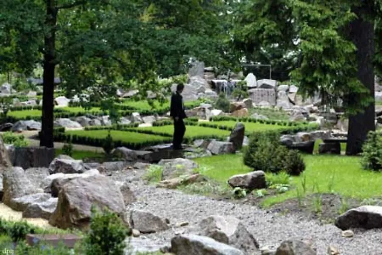 Im-mittel-und-osteuropaeischen-Raum-erscheinen-die-Friedhoefe-nicht-selten-wie-Parks-und-weisen-einen-hohen-Gruenanteil-auf