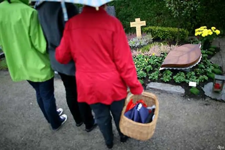 Die-Grabparzellen-sind-wenn-sie-nicht-mit-einer-Grabplatte-belegt-sind-haeufig-wie-ein-Beet-kultiviert-und-weisen-einen-vielgestaltigen-gaertnerischen-Charakter-auf