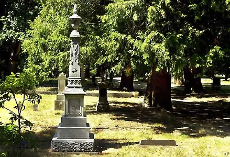 Im-nordeuropaeischen-und-angloamerikanischen-Raum-werden-Rasenflaechen-bevorzugt-aus-denen-nur-ebenerdige-Platten-oder-aufrechte-Steine-ragen-der-einzelne-Grabplatz-ist-nur-selten-umfriedet