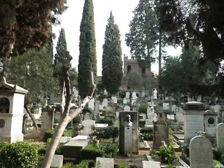 Die-Grabplaetze-sind-aus-Stein-gemauert-oder-mit-einer-Platte-abgedeckt-teils-auch-umfriedet-und-mit-Schotter-oder-Kies-verfuellt