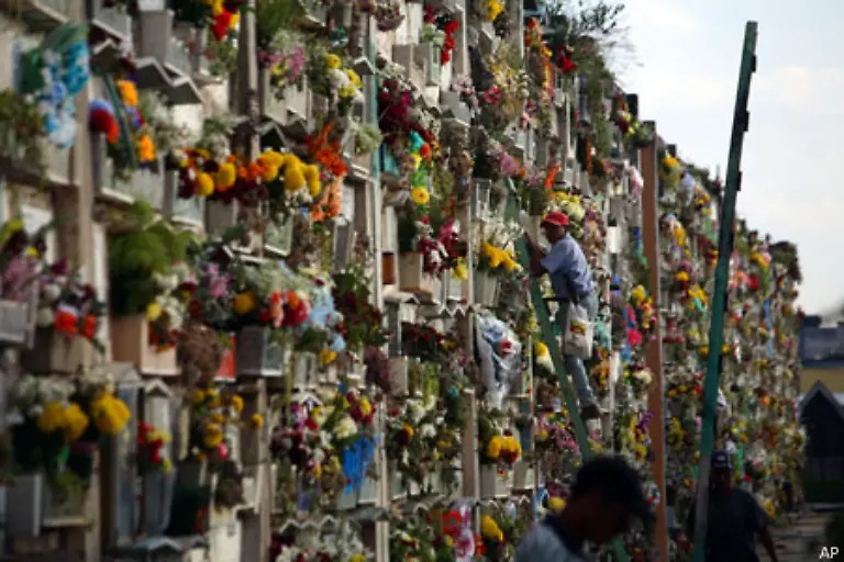 Kuenstliche-Pflanzen-Keramikobjekte-und-Tafeln-ersetzen-haeufig-die-Vegetation-Nicht-selten-finden-sich-besonders-im-spanisch-portugiesischen-Raum-katakombenartige-Waende-mit-mehreren-Etagen-in-denen-die-Toten-in-Faecher-gebettet-werden