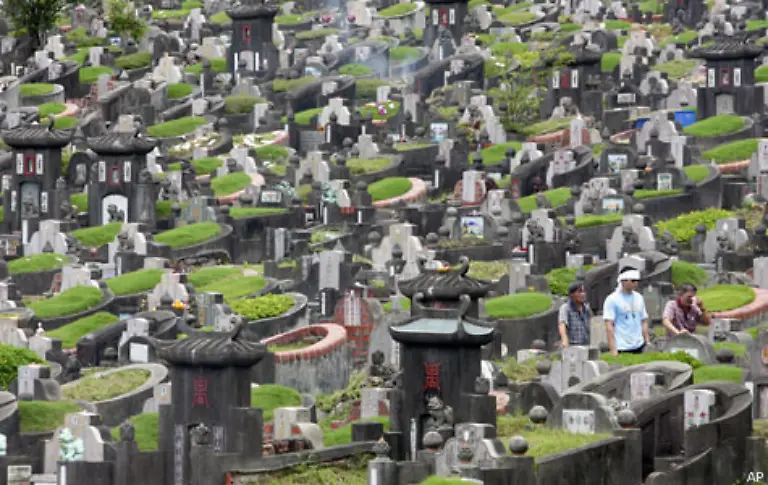 Auch-oestliche-Religionen-kennen-die-Einrichtung-von-Friedhoefen-Insbesondere-der-Shintoismus-misst-dem-Andenken-Verstorbener-eine-den-westlichen-Religionen-vergleichbare-Bedeutung-bei-die-sich-in-der-Anlage-der-Friedhoefe-erkennen-laesst