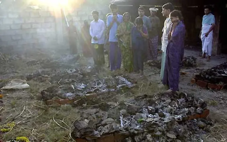 Dagegen-existieren-im-Hinduismus-keine-Friedhoefe-Das-Glaubensprinzip-der-ewigen-Wiedergeburt-widerspricht-der-Anlage-von-Bestattungsplaetzen-statt-dessen-wird-die-Asche-der-Toten-in-der-Regel-in-einen-Fluss-gestreut