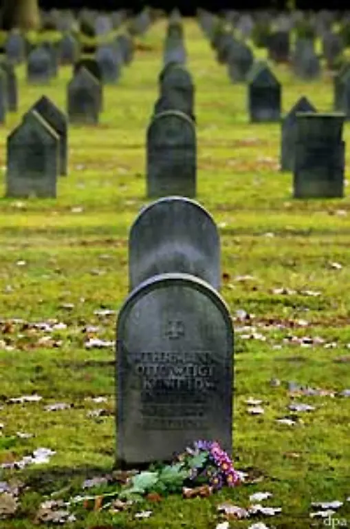 oder-der-flaechenmaessig-groesste-Friedhof-Europas-in-Hamburg-Ohlsdorf-ganzjaehrig-Scharen-von-Besuchern-an-Haeufig-werden-touristische-Fuehrungen-angeboten-die-Ausgestaltung-der-Grabstaetten-ist-Thema-von-kunsthistorischen-Betrachtungen