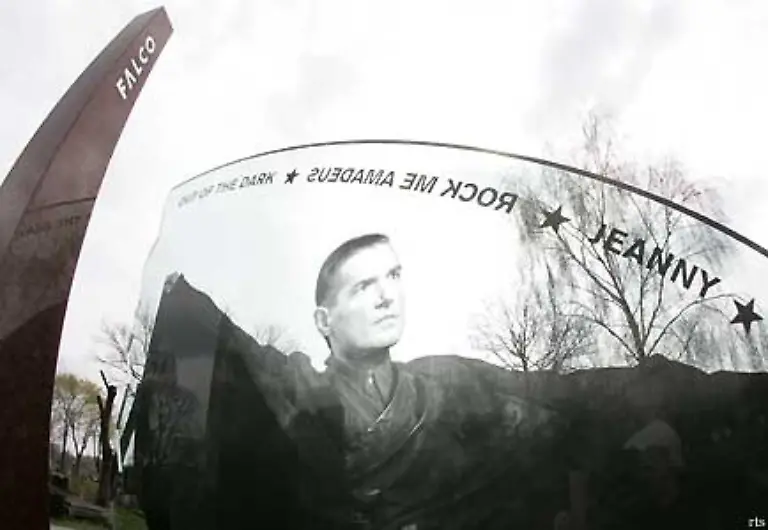 Zu-einzelnen-Ruhestaetten-insbesondere-von-Idolen-aus-Politik-Gesellschaft-oder-Popkultur-finden-regelrechte-Pilgerfahrten-statt