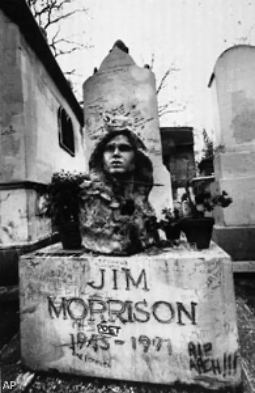 Die-Friedhofsverwaltung-von-Paris-hat-auf-dem-Pre-Lachaise-bereits-Wachpersonal-aufstellen-lassen-da-rund-um-das-Grab-des-ehemaligen-Doors-Saengers-Jim-Morrison-Vandalismus-und-Ruhestoerung-ueberhand-genommen-hatten