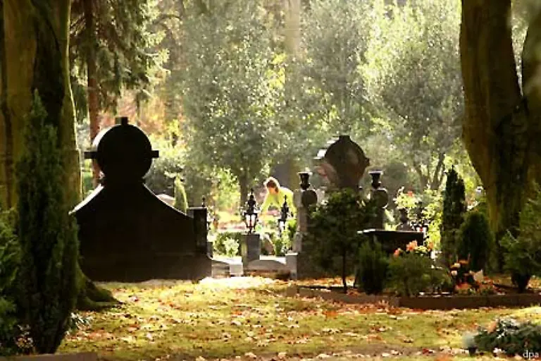 Staedtische-Friedhoefe-uebernehmen-mit-ihren-Gruenanlagen-neben-Parks-und-Alleen-wichtige-klimatische-und-oekologische-Funktionen