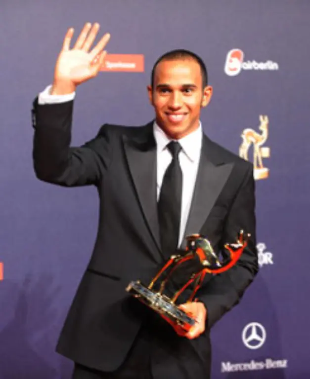 Formel-1-Weltmeister-Lewis-Hamilton-liess-sich-von-der-Bambi-Begeisterung-im-badischen-Offenburg-anstecken-und-genoss-den-Kontakt-mit-den-vor-der-Halle-wartenden-Schaulustigen