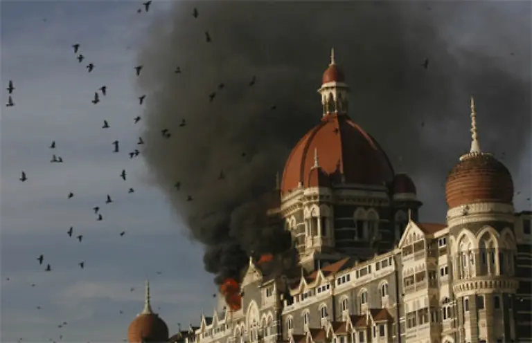 Alles-begann-am-Mittwochabend-Ortszeit-in-Colaba-einem-Viertel-im-Zentrum-von-Bombay-Insgesamt-ist-von-16-bis-25-Terroristen-die-Rede