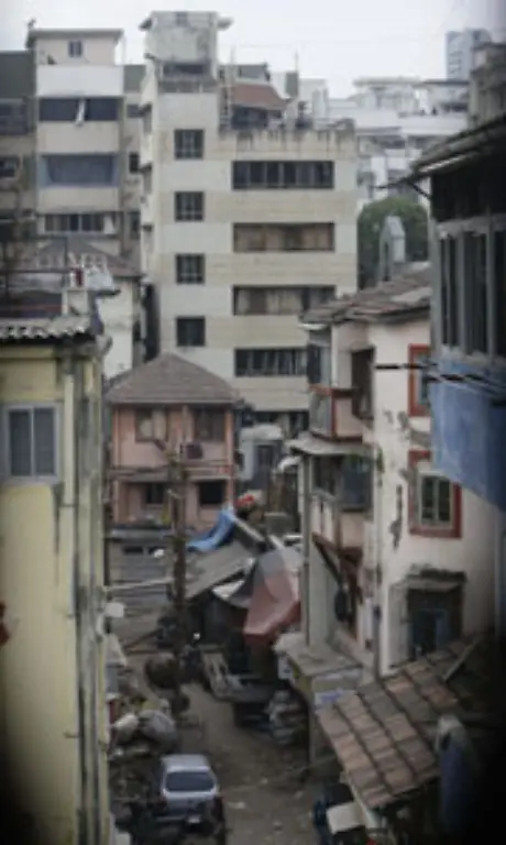 Um-21-20-Uhr-fahren-zwei-Maenner-auf-einem-Motorroller-am-Nariman-House-vor-einem-Buero-und-Wohngebaeudekomplex-in-Colaba-Sie-werfen-eine-Handgranate-auf-eine-Tankstelle-verfehlen-diese-jedoch