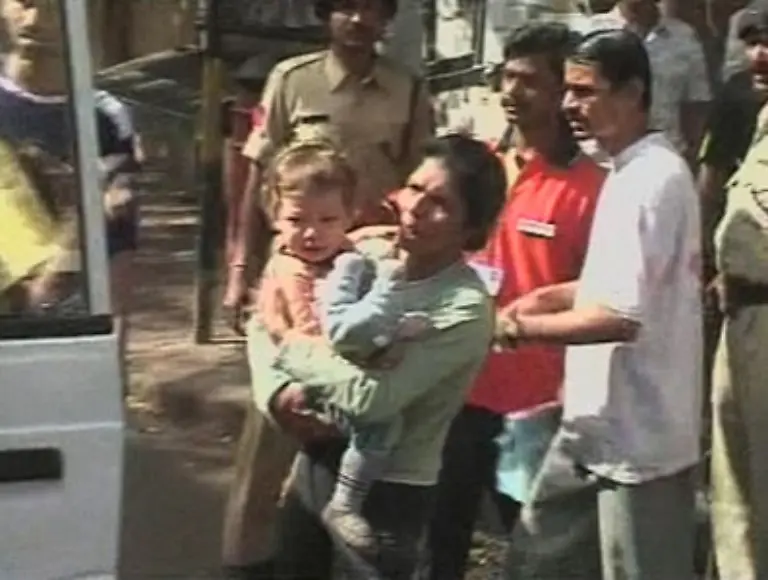 Die-Terroristen-im-Nariman-House-verhalten-sich-zunaechst-ruhig-Erst-am-Morgen-wird-klar-dass-hier-Geiseln-festgehalten-werden-darunter-ein-Rabbiner-seine-Frau-und-ihr-gemeinsames-Kind-Das-Hausmaedchen-kann-den-zweijaehrigen-Mosche-nach-12-Stunden-retten