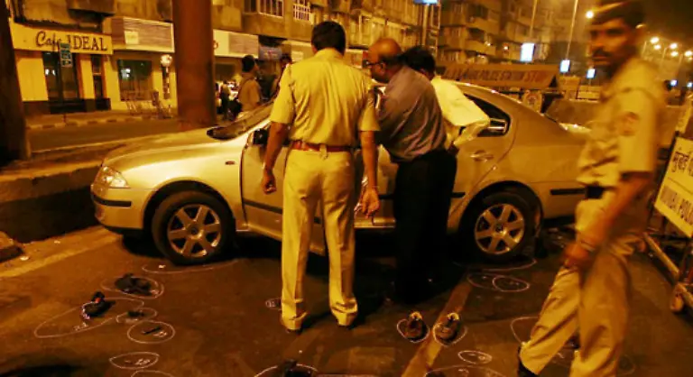 Um-22-15-Uhr-fahren-Terroristen-in-einem-Skoda-am-Cama-Albless-Hospital-vor-und-schiessen-sowohl-vor-als-auch-im-Krankenhaus-um-sich