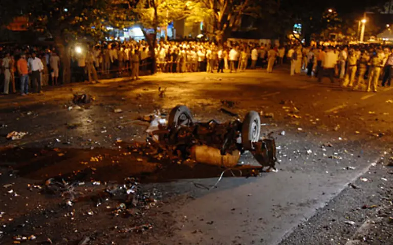 Weitere-Angriffe-gibt-es-um-22-30-Uhr-vor-einem-Kino-sowie-im-Stadtteil-Wadi-Bunder-unmittelbar-noerdlich-von-Colaba-wo-ein-weiteres-Taxi-explodiert