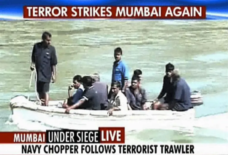 Die-Polizei-findet-hier-spaeter-zwei-Boote-die-mit-Sprengstoff-beladen-sind