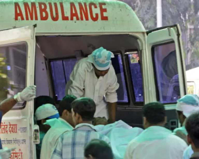 Sein-Geschaeftspartner-berichtet-spaeter-Burkei-habe-noch-auf-dem-Vordach-liegend-einen-Freund-in-Muenchen-angerufen-und-ihm-von-schweren-Knochenbruechen-berichtet-Auf-dem-Weg-ins-Krankenhaus-stirbt-Burkei-Seine-Freundin-ueberlebt-schwer-verletzt