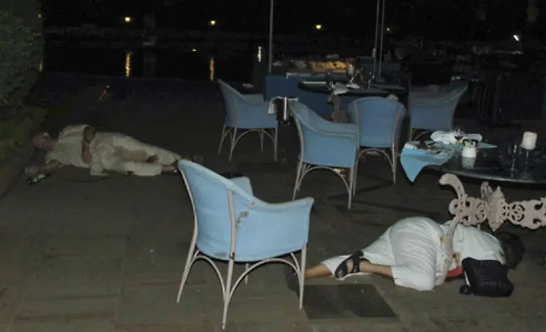 Spaeter-sagt-sein-Bruder-Theophanis-einer-zyprischen-Nachrichtenagentur-Andreas-Liveras-sei-zusammen-mit-einer-grossen-Gruppe-von-Restaurantgaesten-als-Geisel-genommen-und-kaltbluetig-bei-den-Terroranschlaegen-ermordet-worden