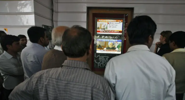 Die-Atommacht-Indien-ist-gedemuetigt-Die-Angriffe-haben-die-Nation-tief-geschockt-sagt-Premierminister-Manmohan-Singh-in-einer-Fernsehansprache-Die-Anschlaege-haetten-ihren-Ursprung-im-Ausland-so-Singh-in-offensichtlicher-Anspielung-auf-Pakistan