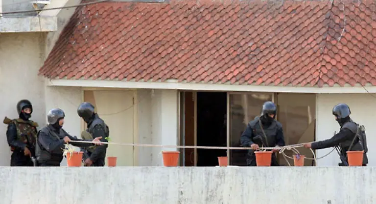 45-Stunden-nach-Beginn-der-Terrorangriffe-bringen-die-Sicherheitskraefte-auch-das-juedische-Zentrum-in-dem-Gebaeudekomplex-unter-ihre-Kontrolle-Hier-wurden-mindestens-fuenf-Geiseln-getoetet-darunter-der-Rabbiner-und-seine-Frau