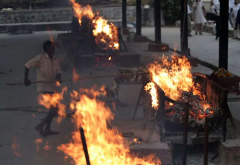 Die-ersten-indischen-Opfer-wurden-am-Samstag-verbrannt