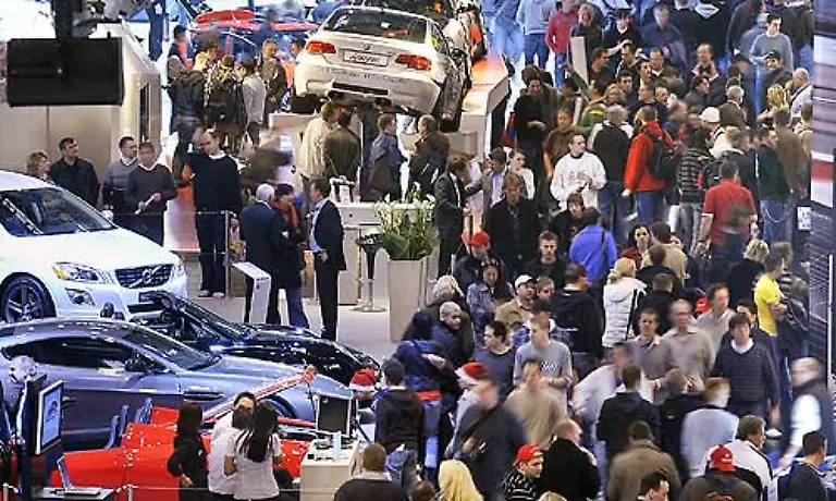 Essen-laedt-zur-Motorshow-Die-Tuningmesse-im-Ruhrgebiet-ist-der-groesste-Branchentreff-in-Deutschland-Klimadiskussion-hin-Benzinpreise-her-in-der-Tuningszene-hat-man-von-der-Autokrise-noch-nicht-so-richtig-viel-mitbekommen