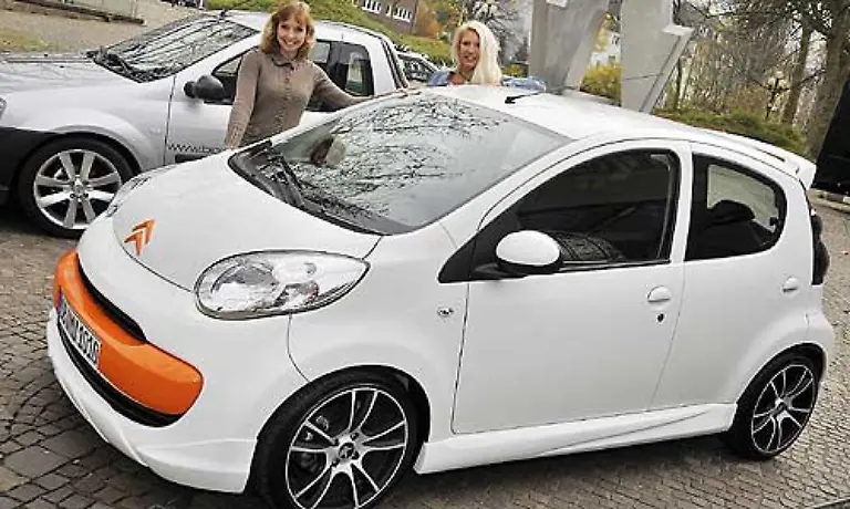 In-diese-Reihe-gehoert-sicher-auch-der-Citroen-C1-von-Musketier-Die-Tuner-haben-aus-dem-eher-biederen-Aeusseren-des-kleinen-Franzosen-einen-echten-Hingucker-gemacht-Die-Tieferlegung-zusammen-mit-16-Zoll-Felgen-und-195er-Reifen-sind-die-Highlights