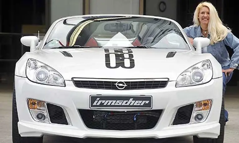 Der-Haustuner-von-Opel-Irmscher-feiert-die-40-Teilnahme-an-der-Motorshow-Dazu-gibt-es-den-GT-i40-als-Jubilaeumsgeschenk-Dank-480-PS-geht-es-in-unter-fuenf-Sekunden-von-0-auf-100-Er-hat-den-V8-Motor-der-Corvette-eingebaut