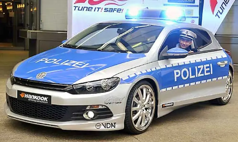 Die-Initiative-Tune-it-safe-zeigt-diesen-Polizei-Scirocco-Er-soll-das-Flaggschiff-der-Initiative-werden-und-zeigt-sich-mit-Breitreifen-Edelstahl-Endtopf-und-LED-Tagfahrlicht-sehr-dynamisch