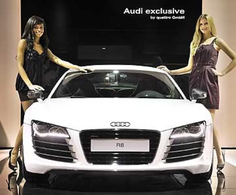 Audis-Haustuner-die-Quattro-GmbH-zeigt-auf-der-Essen-Motorshow-diesen-ibisweissen-R8-Daneben-stehen-uebrigens-mit-Tain-und-Sophia-zwei-Beinahe-Germanys-next-Topmodels-die-in-Essen-die-Fotografen-mit-ihrer-Anwesenheit-begluecken