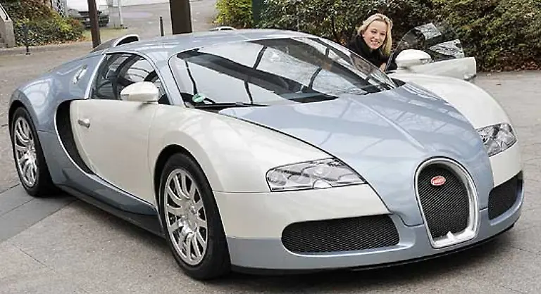 Allein-schon-durch-den-Preis-von-1-2-Millionen-Euro-ist-dieser-Bugatti-Veyron-per-se-exklusiv-Die-1001-PS-bringen-dieses-Auto-auf-eine-Spitzengeschwindigkeit-von-407-km-h-Maximal-300-Exemplare-soll-es-davon-geben-220-Bestellungen-liegen-bereits-vor