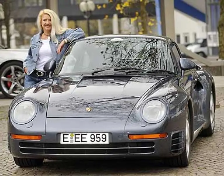 Auch-der-Porsche-959-aus-dem-Jahr-1986-ist-eine-Seltenheit-Mit-317-km-h-galt-er-damals-als-das-schnellste-Serienfahrzeug-der-Welt-Fast-eine-halbe-Million-D-Mark-kostete-er-Von-dem-Bi-Turbo-mit-450-PS-wurden-nur-292-Exemplare-gebaut-davon-29-fuer-den-Motorsport