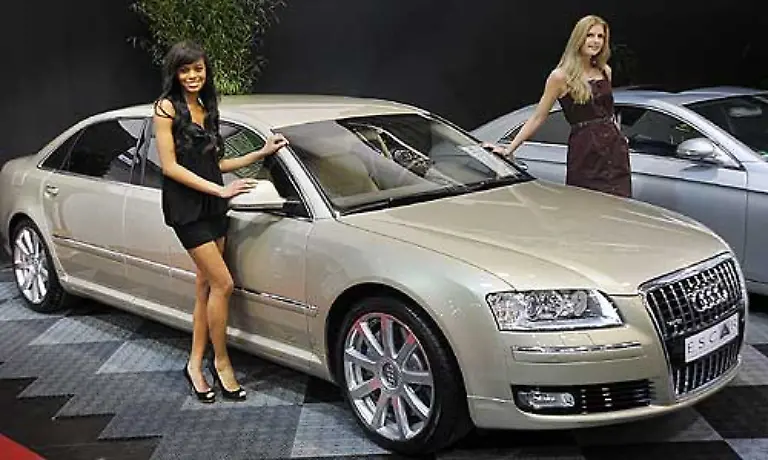 Da-geht-es-im-Audi-W12-Quattro-in-der-Langversion-schon-bedeutend-luxurioeser-zu-Hoechste-Sicherheit-und-purer-Komfort-in-perl-beige