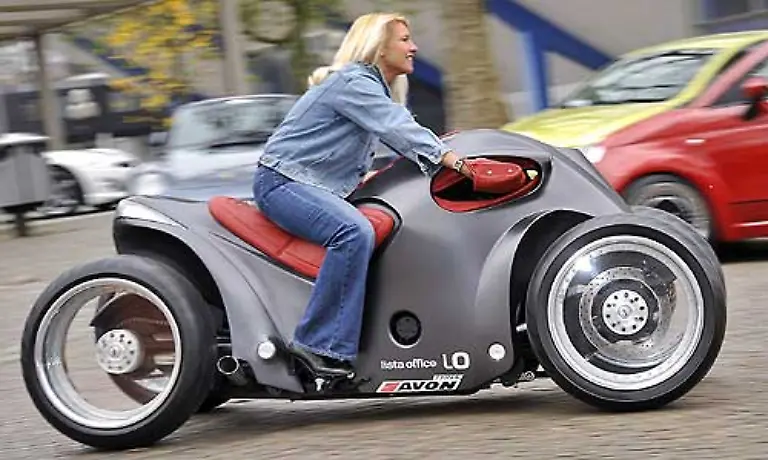 Ein-Motorrad-mit-vier-Raedern-ist-das-Pendelauto-von-Sbarro-Dank-ausgekluegelter-Aufhaengung-kann-sich-das-Gefaehrt-dennoch-in-Kurven-legen-erreicht-aber-eine-weitaus-hoehere-Stabilitaet-als-normale-Motorraeder