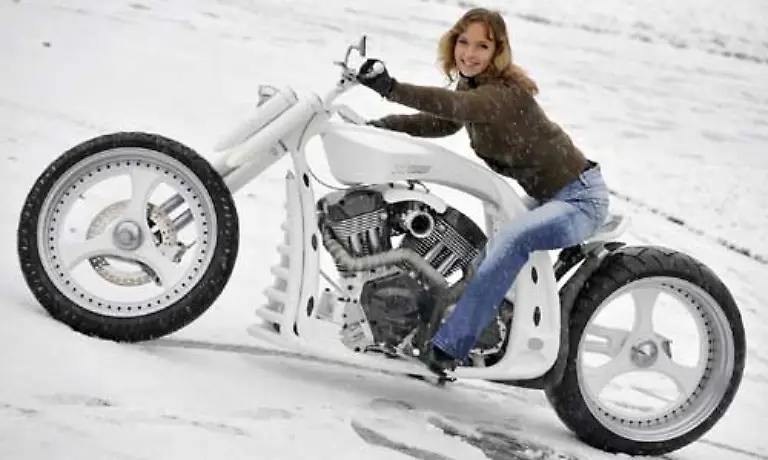 Das-sieht-schon-eher-nach-Motorrad-aus-Beide-Raeder-sind-an-einer-einseitigen-Schwinge-montiert-Der-Rahmen-ist-so-gebaut-dass-er-den-Blick-auf-den-wuchtigen-V2-Motor-mit-fast-zwei-Litern-Hubraum-freigibt-Dieses-Bike-wuerde-wohl-rund-160-000-Euro-kosten