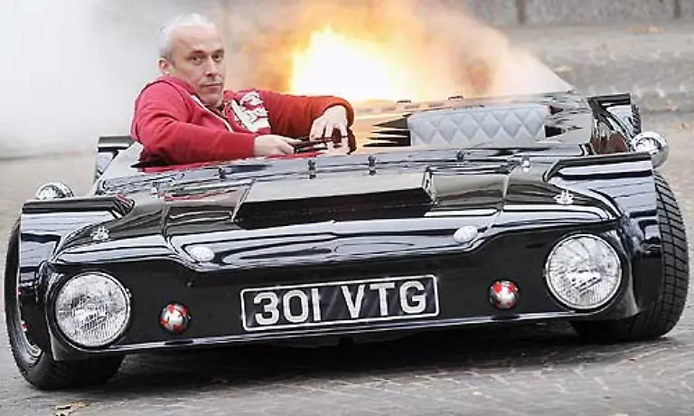 Flach-flacher-Flatmobil-Das-Gefaehrt-von-Perry-Watkins-ist-das-flachste-Auto-der-Welt-wird-mit-einem-Jet-Motor-angetrieben-und-erreicht-160-Kilometer-pro-Stunde