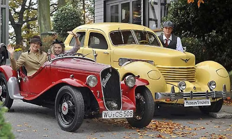 Dort-sind-zahlreiche-automobile-Kostbarkeiten-zu-sehen-Unter-anderem-der-Cord-812-und-der-Fiat-Balilla-Coppa-d-Oro-Der-Cord-von-1937-ist-als-eines-der-ersten-Autos-ohne-Kuehlergesicht-beruehmt-geworden