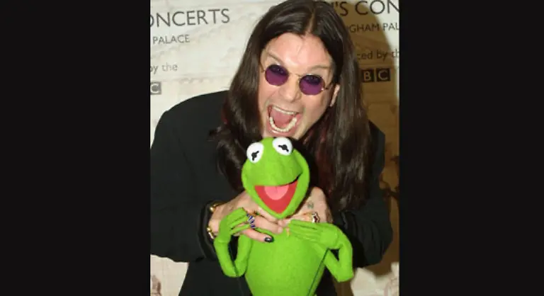 der-Fledermaeusen-nicht-Froeschen-auf-der-Buehne-den-Kopf-abbeisst