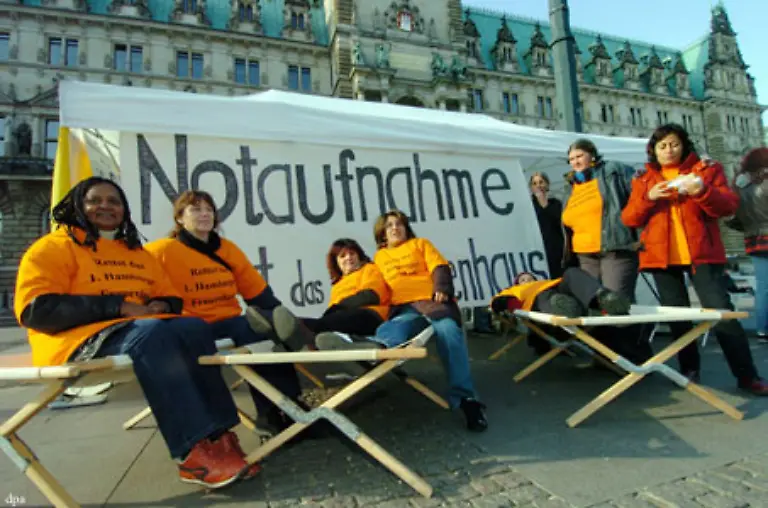 Doch-ist-Gewalt-gegen-Frauen-nicht-auf-den-afrikanischen-Kontinent-beschraenkt-Vielmehr-ist-sie-laut-amnesty-in-allen-Gesellschaften-und-ueber-alle-Kontinente-hinweg-eines-der-gravierendsten-Menschenrechtsprobleme-der-heutigen-Zeit