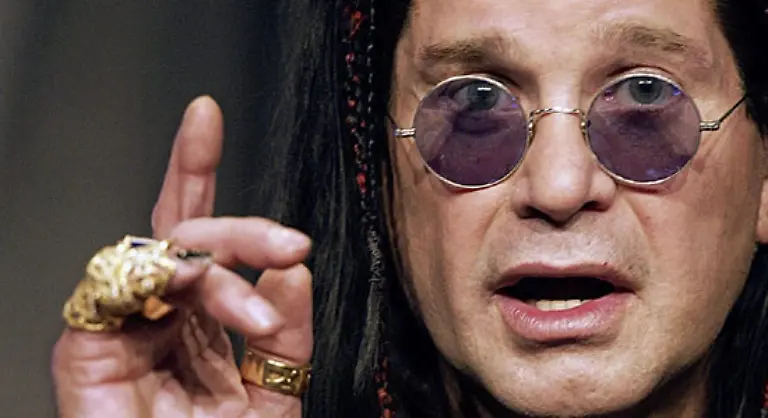 Denn-als-ordentlicher-Rockstar-droehnte-sich-der-Mann-mit-den-langen-schwarzen-Haaren-und-der-Nickelbrille-jahrelang-mit-Drogen-und-Alkohol-zu