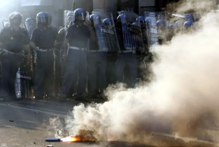 Seit-dem-11-September-2001-wurden-in-vielen-westlichen-Staaten-die-Menschenrechte-eingeschraenkt-Einwanderungsgesetze-verschaerft-vor-allem-Araber-Suedostasiaten-und-Muslime-misstrauisch-beaeugt-und-diskriminiert