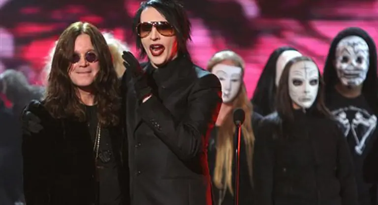 in-einer-Autofabrik-und-bei-einem-Bestatter